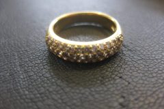 メレダイヤちりばめられた金の指輪
