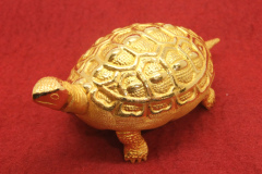 金の亀の置物