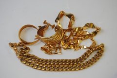 金のイヤリングやブレスレット